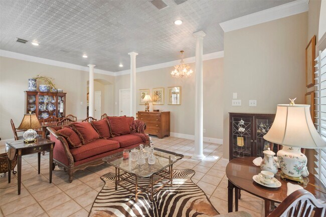 Photo - 18 Pinery Ridge Pl