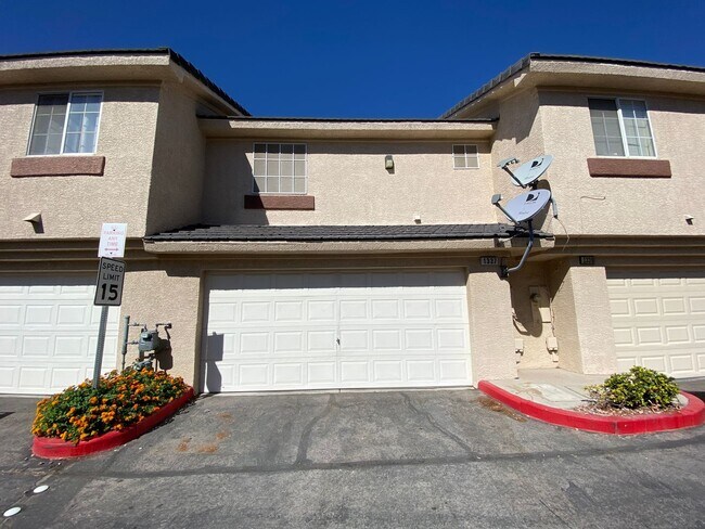 Building Photo - Charming 2 Bed/3Bath/2 Car Garage, Townhom...