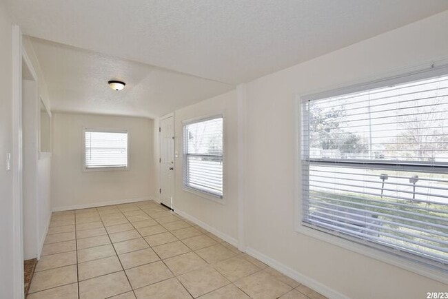 Photo - Cozy 2/1 Spacious Duplex Near East Lake To...