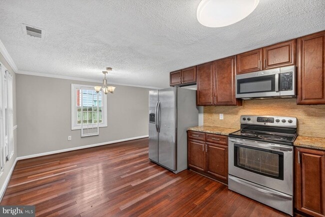 Photo - 7711 Burnside Rd