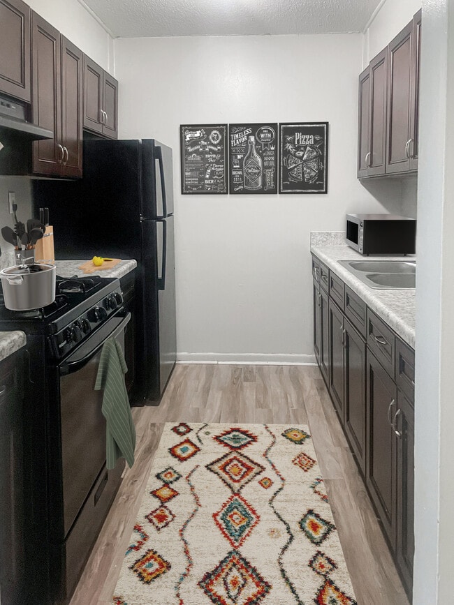 Photo - Pinewood Manor Apartments