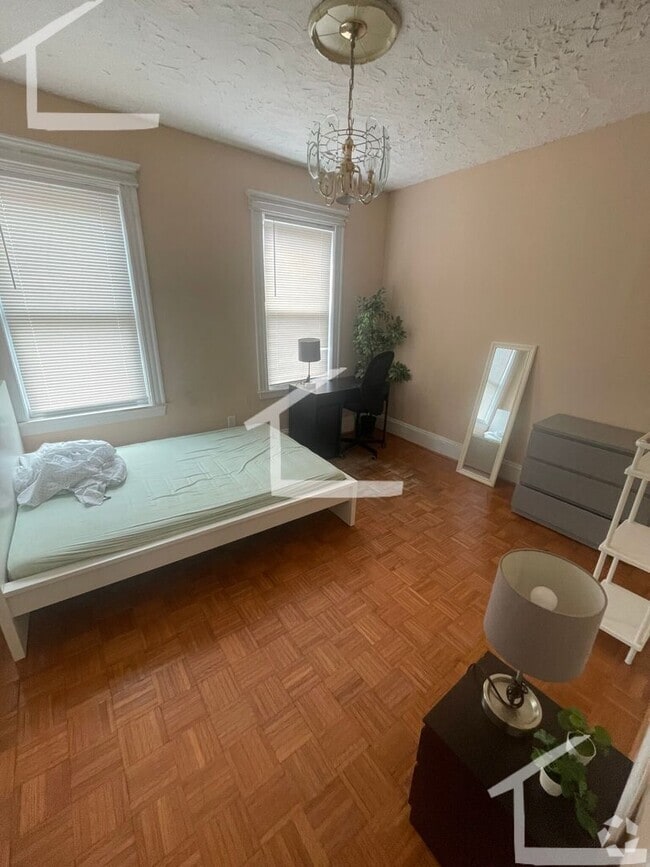 Building Photo - Nicely renovated 3 bed unit in Cambridge a... Rental