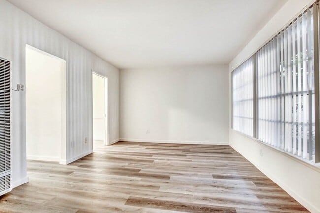 Photo - Oxford Avenue Apartments