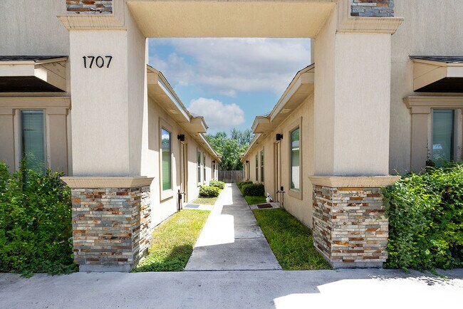 Building Photo - 1707 W Smith Dr Unit 2 Rental