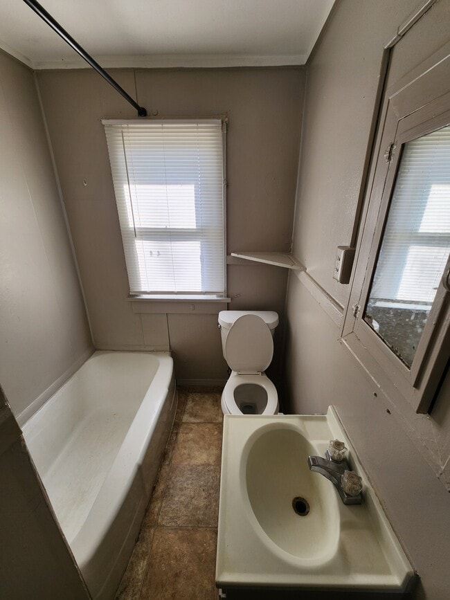 Photo - 811 E 17th St