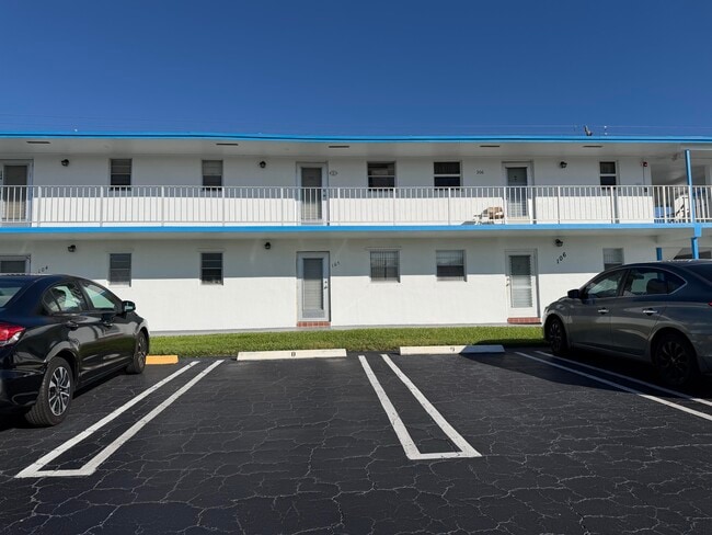 Building Photo - 1113 Lake Terrace Unit 205