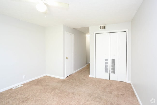 02 1BR, 1BA - 850 SF - Townhouse Classic - Bedroom - Cross Keys and Woodridge