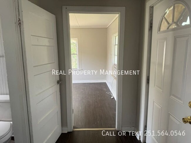 Photo - 2062 Andrews St