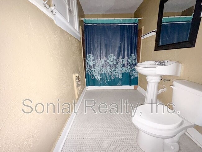 Photo - 132 S Broad St