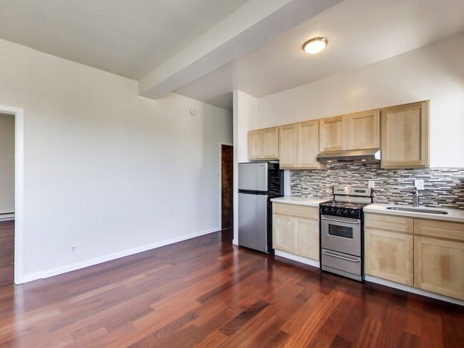 Building Photo - 2228 Union St Unit 210