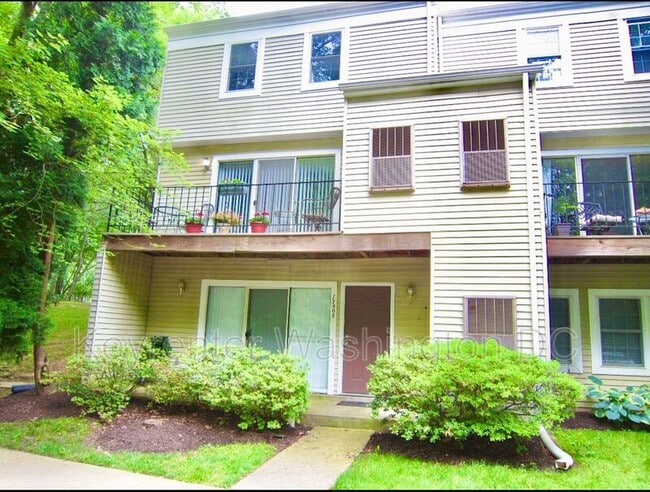 Building Photo - 17405 Pipers Way