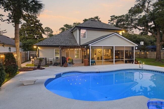 Building Photo - Pool Home