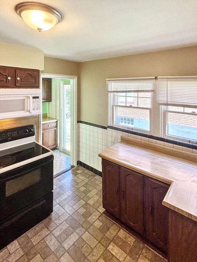 Photo - 10025 Sheldon Dr