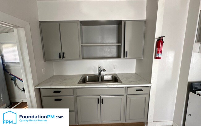 Photo - 2569 Henderson St