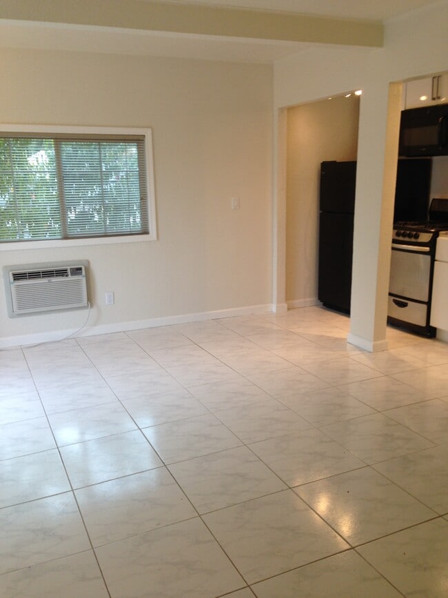 Living room - 1800 Devon Ct