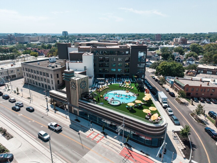 Lux: Wonderland in Crossroads / Katz on Main