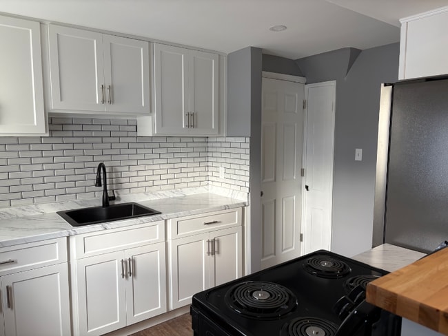 Building Photo - 136 Kenview Ave