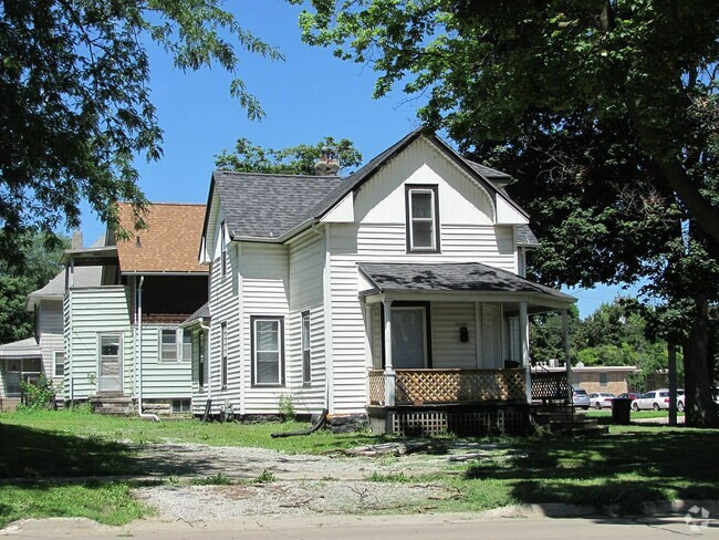 Building Photo - 1104 W 5th St Rental