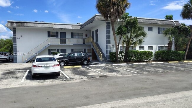 Building Photo - 1001 NW 45th St Unit 6