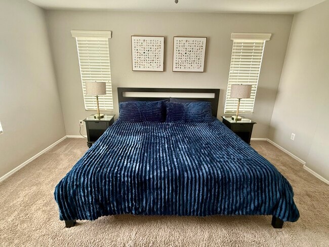 DORMITORIO PRINCIPAL CON VESTIDOR - 3708 E Kerry Ln