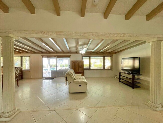 Photo - 2725 NE 27th Ct