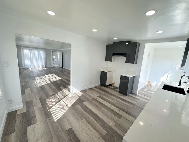 Building Photo - Central to everything! Move In Ready 2bd/1... Rental
