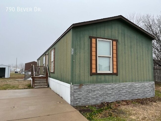 Building Photo - 790 N Bever Dr
