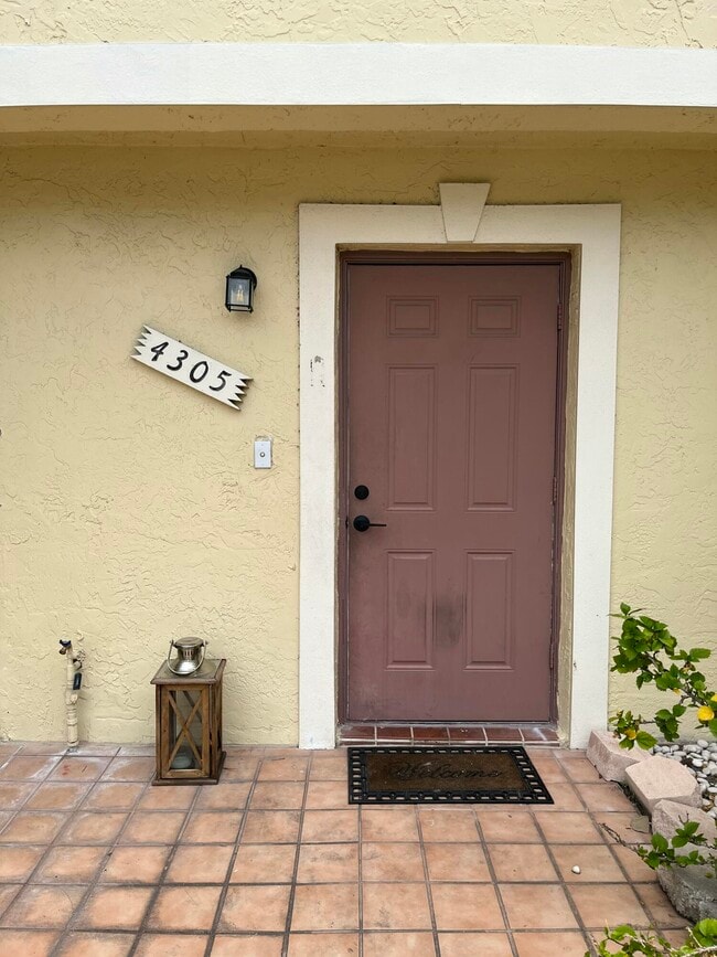 Building Photo - 4305 Coral Springs Dr Unit 2h