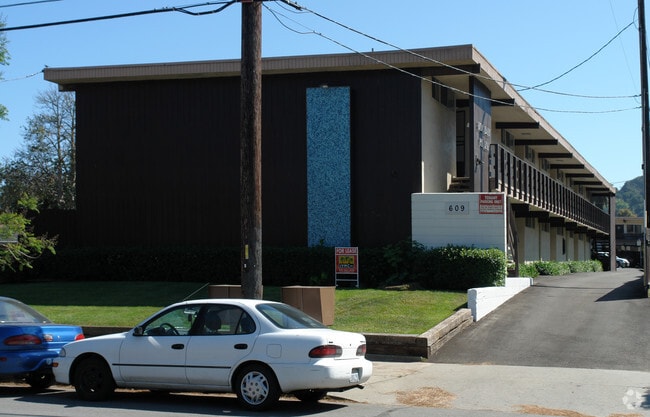 Holiday Plaza Apartments - Holiday Plaza Apartments