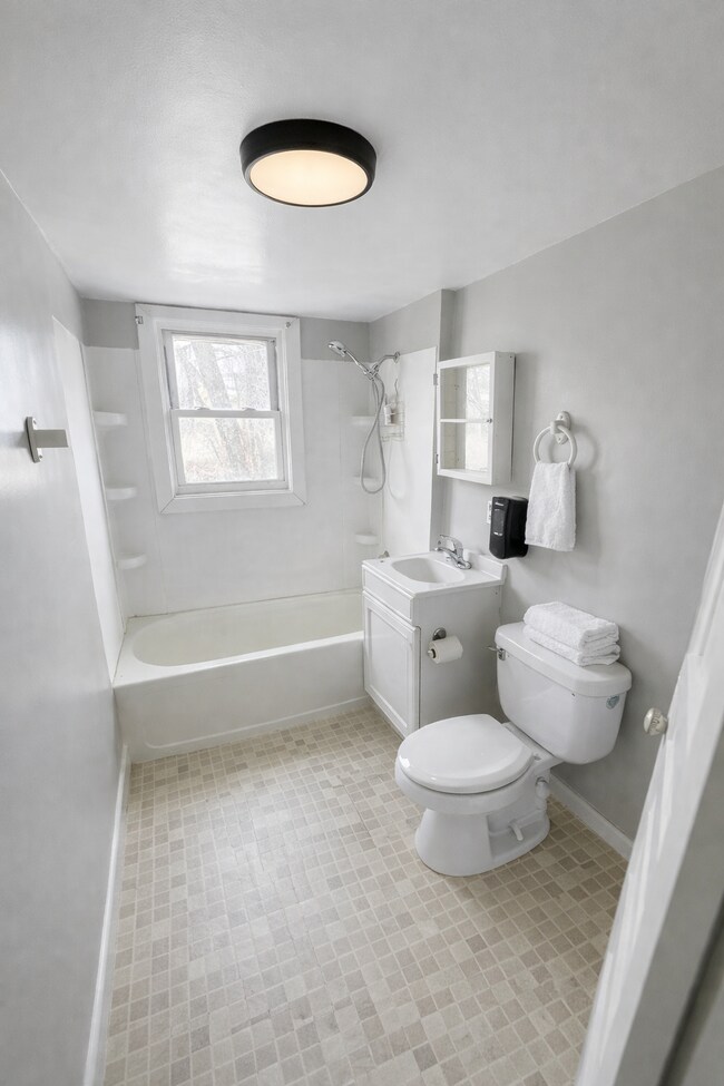 Photo - 833 W 27th St