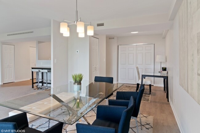 Comedor - Spinning Wheel Apartments