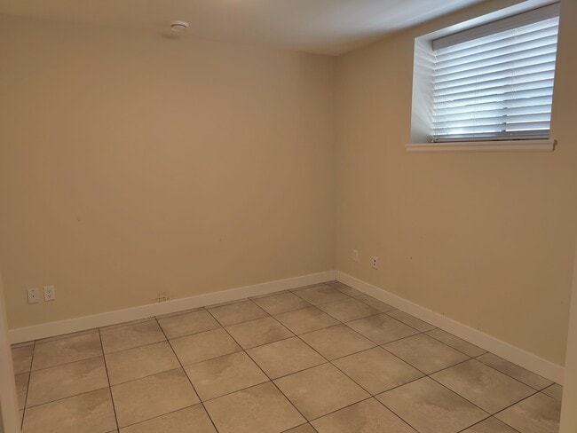 Photo - 4296 Dundas St