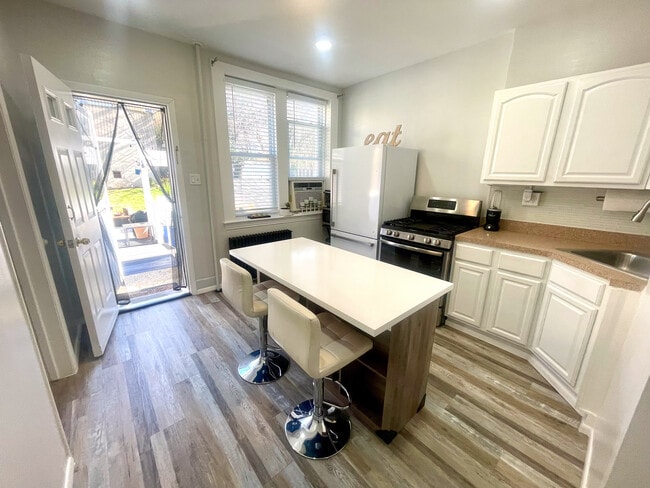 Building Photo - 80 Malcolm Ave Unit 2