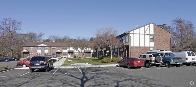 Brookwood at Islip Garden Apartments