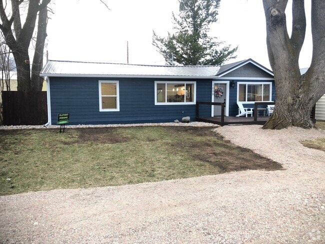 Building Photo - 1008 2nd St E Rental
