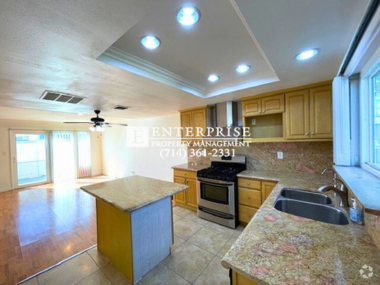 Building Photo - Spacious and Modern Home in Village Walk C... Unit B