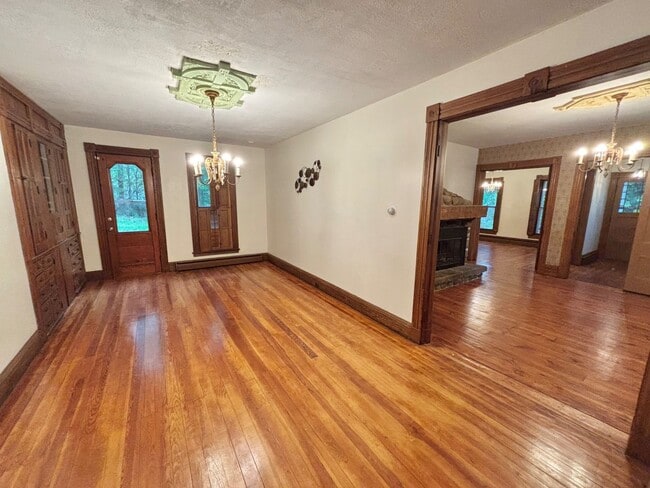 Photo - HUGE 6bd / 3ba House | Penfield Schools | 2nd floor Laundry hooks | Master Suite
