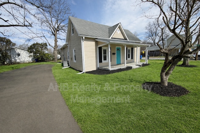 Building Photo - 401 Poplar St