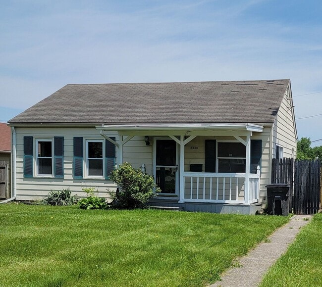 Building Photo - 2 BR House