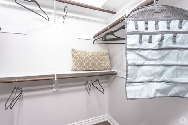 2BR, 2BA-1313 SF