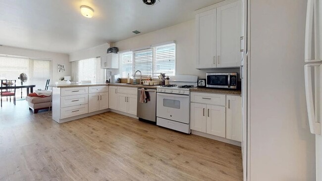 Building Photo - MASSIVE 8 Bed / 4 Bath Home on Mary Lane - 2 Kitchens! Private Yard, Driveway, 8 Parking Permits ...