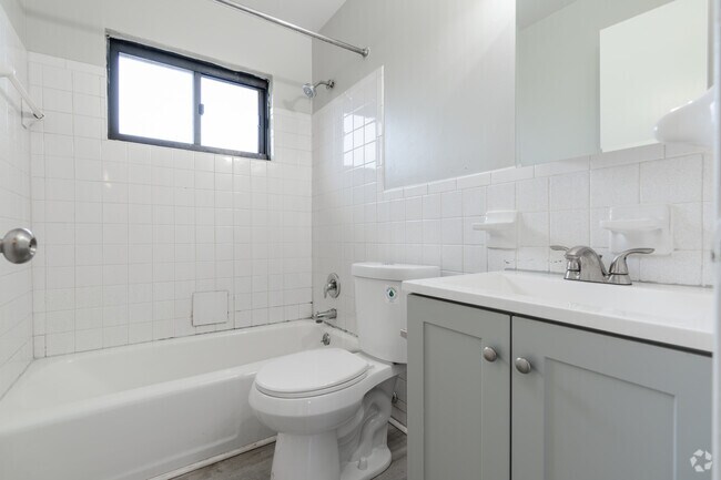 2BR, 1BA - 900SF - Primary Bathroom