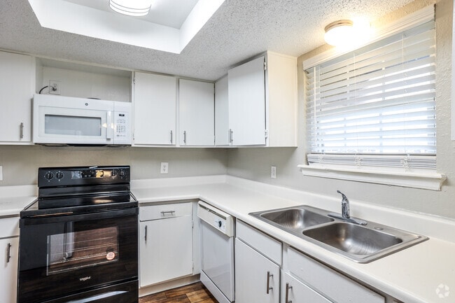 Fairfax Apartments - Kitchen