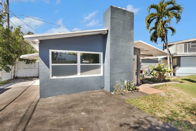 All Inclusive Private Living for longer term professionals - 249 SW 12th St Unit Rear