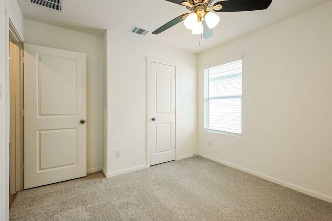 Building Photo - 3728 Axis Hl St