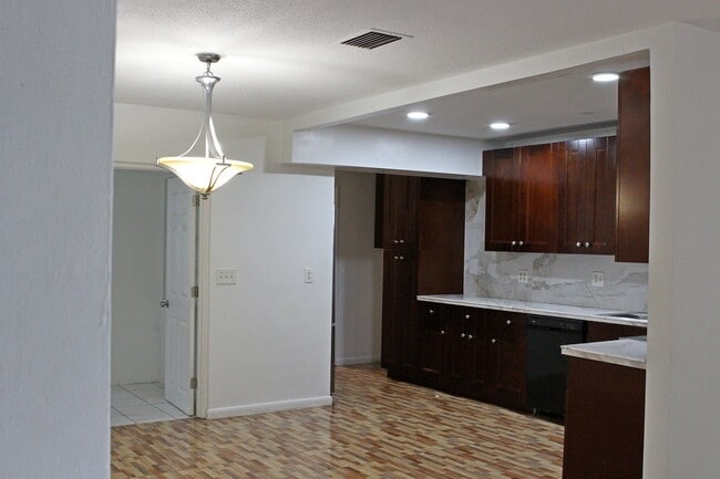 Photo - 539 S Rainbow Dr