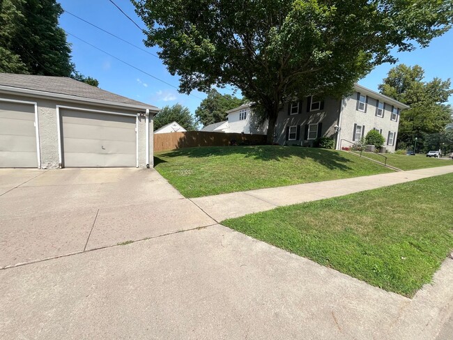 Photo - 2 Bed/1 Bath Apartment Overlooking McKennan Park!