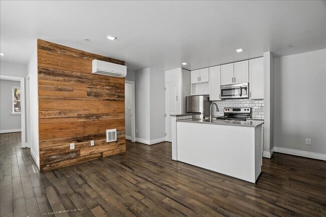 Building Photo - RAZDCPROPERTIES TRUST Unit 2