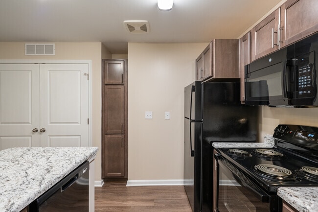 2BR, 2BA - Kitchen - The Arbors at Pembroke