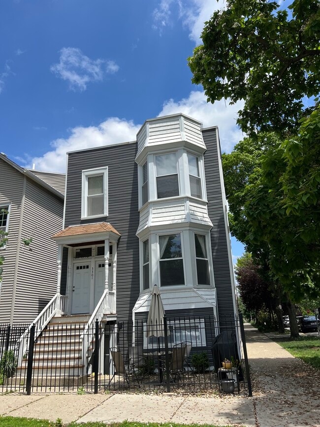 Photo - 3301 N Oakley Ave Townhome